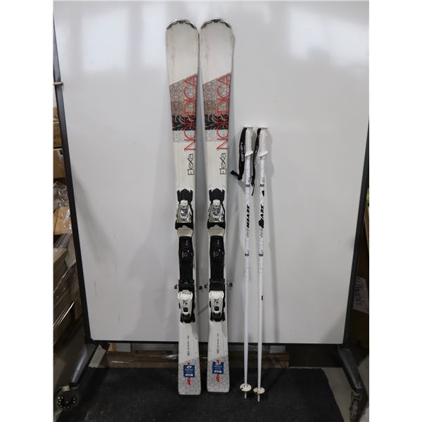 *USAGÉ* NORDICA SKIS ALPINS 62" AVEC FIXATIONS ET BÂTONS