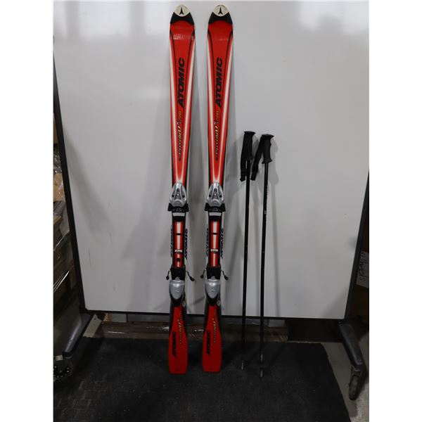 *USAGÉ* ATOMIC SKIS ALPINS 58" AVEC FIXATIONS ET BÂTONS