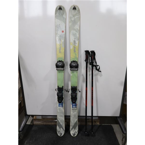 *USAGÉ* SEVEN PEAKS SKIS ALPINS 59" AVEC FIXATIONS ET BÂTONS