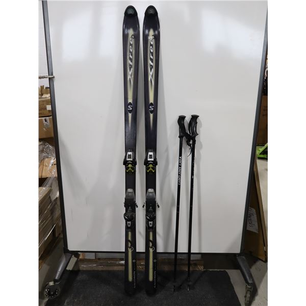 *USAGÉ* SALOMON SKIS ALPINS 69" AVEC FIXATIONS ET BÂTONS