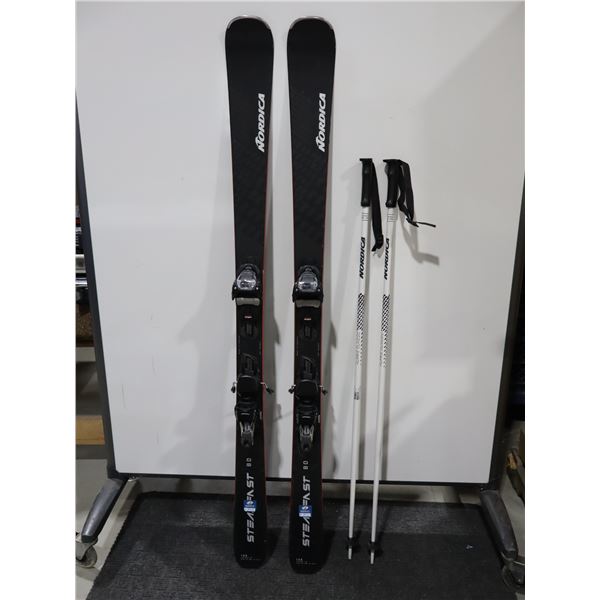 *USAGÉ* NORDICA SKIS ALPINS 61" AVEC FIXATIONS ET BÂTONS