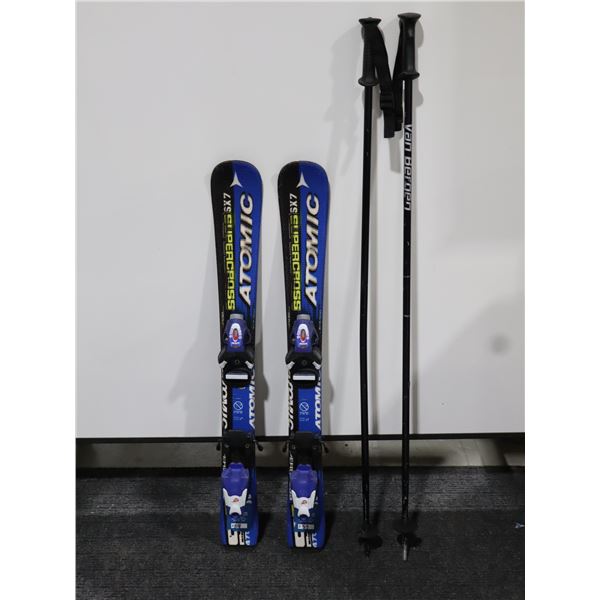 *USAGÉ* ATOMIC SKIS ALPINS 31" AVEC FIXATIONS ET BÂTONS