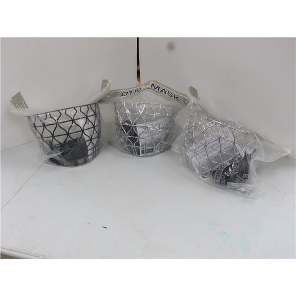 LOT DE 3 MASQUES DE HOCKEY ASSORTIS (1 M, 2 P)