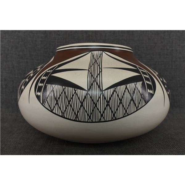 NAVAJO CERAMIC JAR (MARY SAXON)