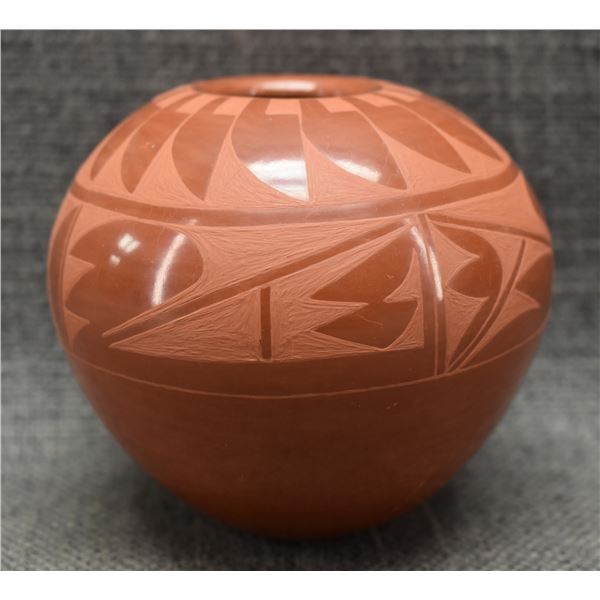 SANTA CLARA POTTERY JAR (HARRIET TAFOYA)