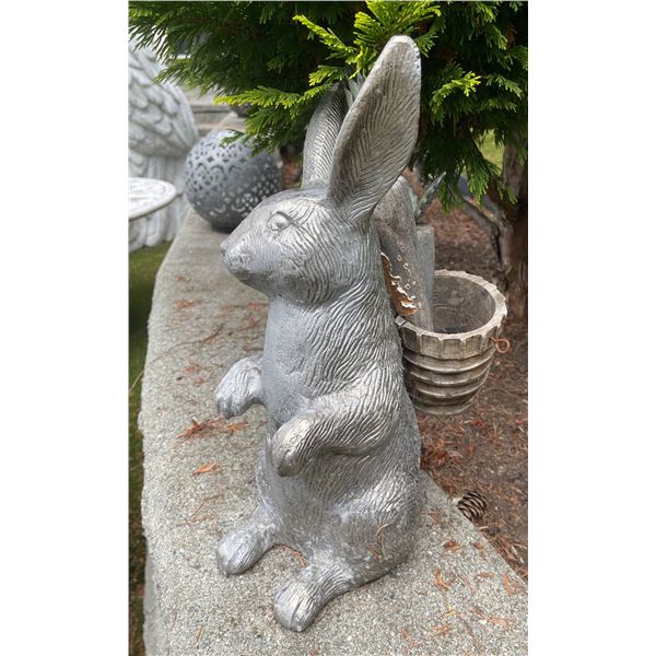 Metal Sitting Bunny Garden Statue with Backpack Planter Basket (Approx. 7x18 )