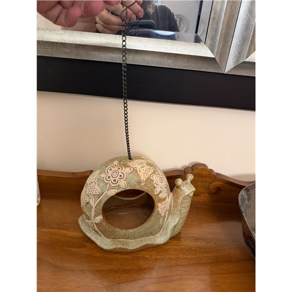 Snail birdfeeder