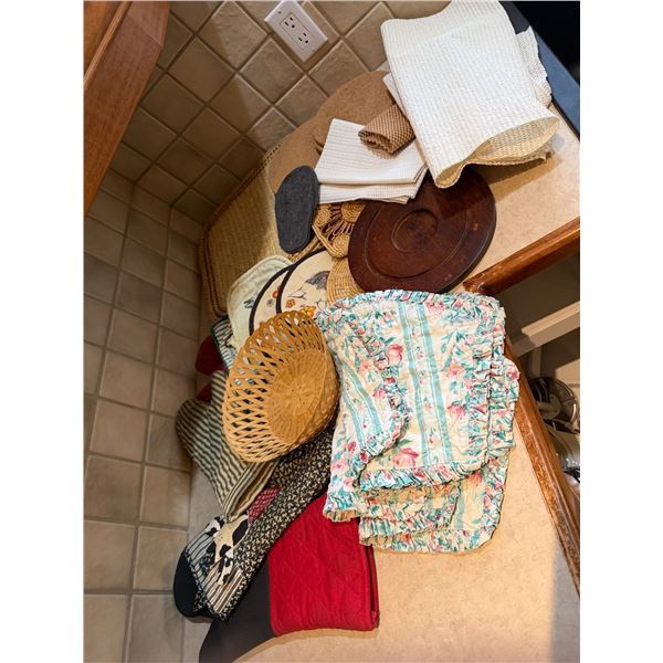 Assorted kitchen items