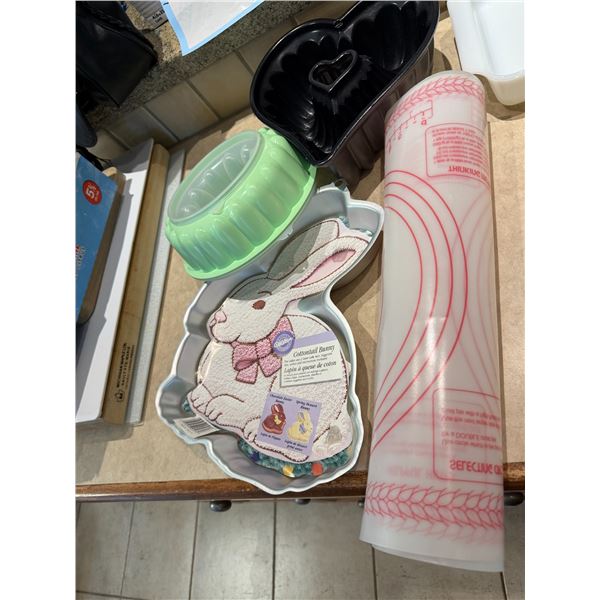 Y tupperware and other baking dishes