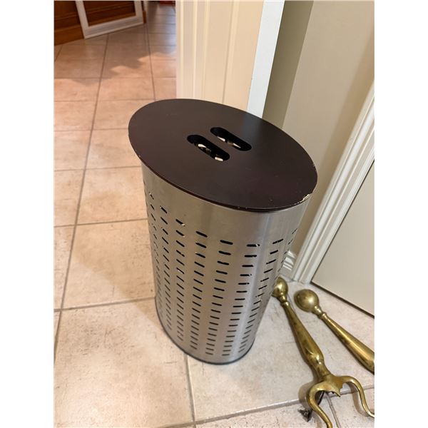 Laundry hamper