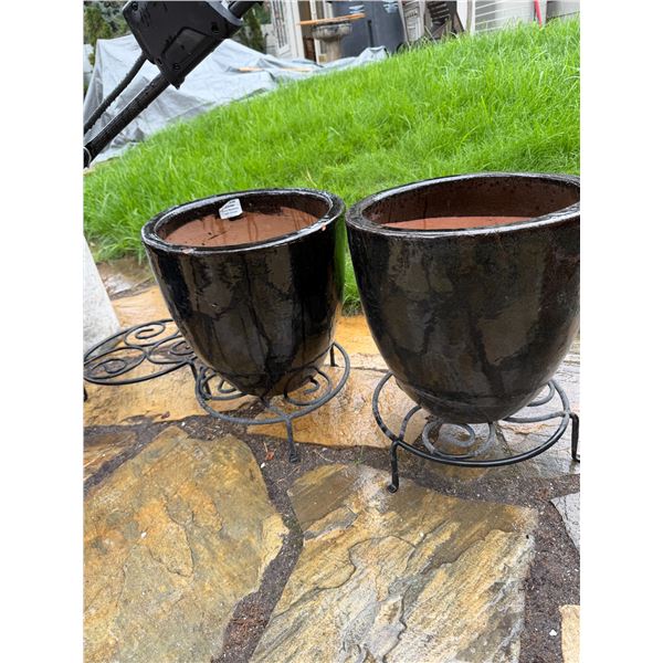 Plant pots with stands