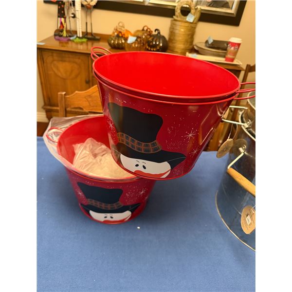 4 Christmas themed buckets