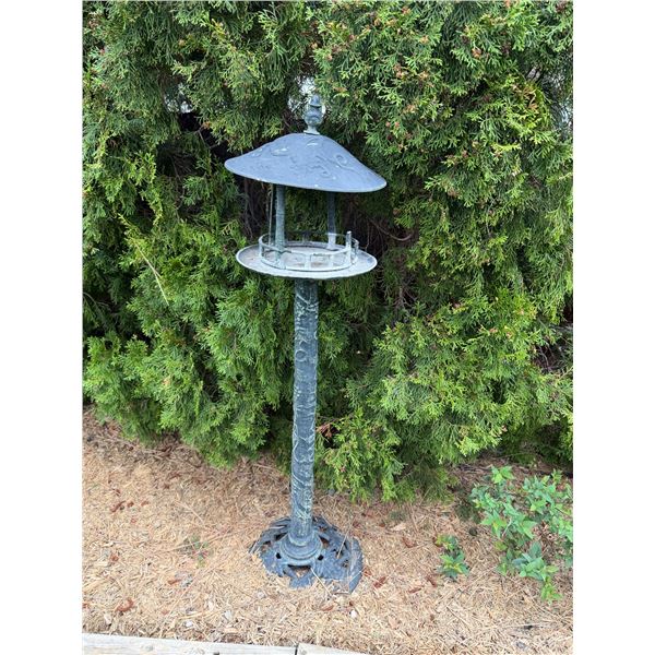Cast-iron birdfeeder