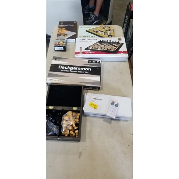 TRAY OF GAMES INCLUDING HUSARIA PEARL CHESS SET, YELLOW MOUNTAIN BACKGAMMON SET, TRAVEL MAGNETIC GO 