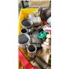 Image 3 : TRAY OF LARGE PIPE FITTINGS AND SHUTOFFS