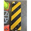 Image 6 : 2 ROAD SIGNS, AND SMALL FOLDING DOLLY
