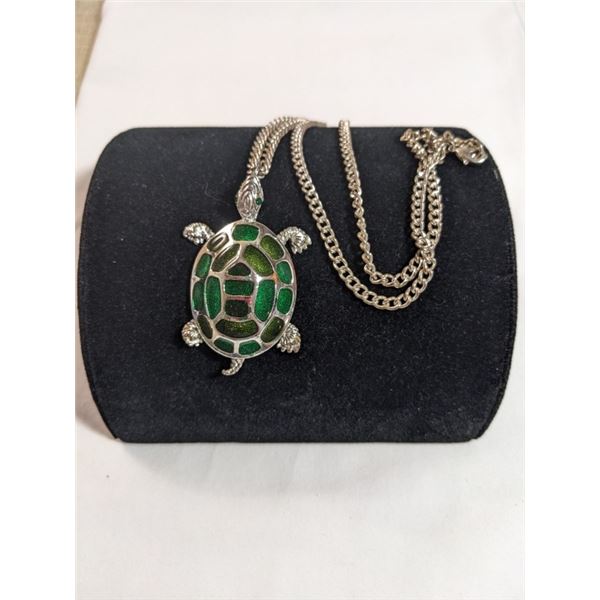 SILVER PLATED GREEN ENAMEL TURTLE PENDANT W/ EXTRA LENGTH CHAIN NECKLACE