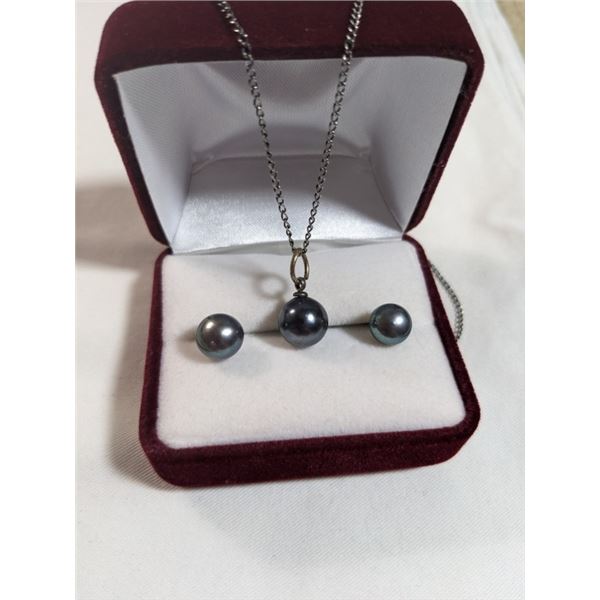 BLACK PEARL PENDANT W/ CHAIN NECKLACE AND PAIR OF EARRINGS