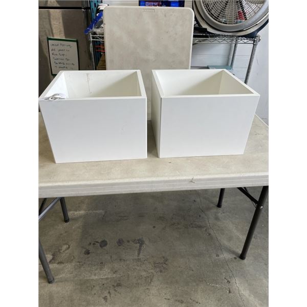 2 WHITE CUBE SHELVES