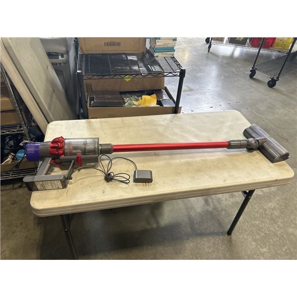 DYSON V10 MOTORHEAD WITH CHARGER, WORKING, DIRTY