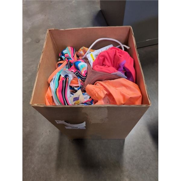 LOT OF NEW WOMEN'S CLOTHING SIZE MEDIUM APPROX 35 PCS