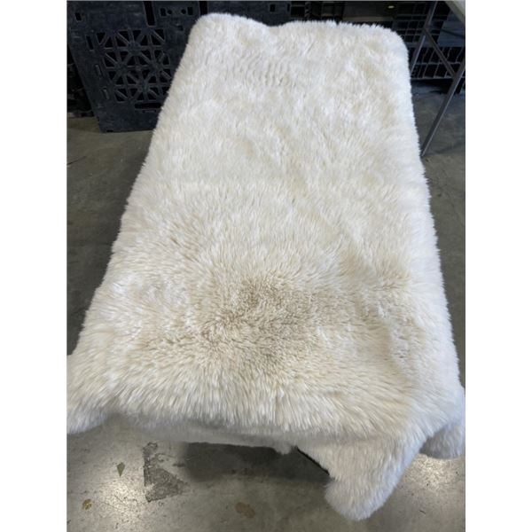 6-FT SHEEPSKIN RUG 70" x 43”