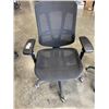Image 2 : 2 BLACK ROLLING OFFICE CHAIRS