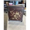 Image 5 : VINTAGE SMALL STORAGE TRUNK