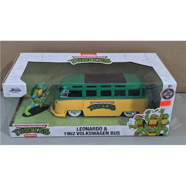 Jada Toys TMNT Leonardo & 1962 Volkswagen Bus Die-Cast Set