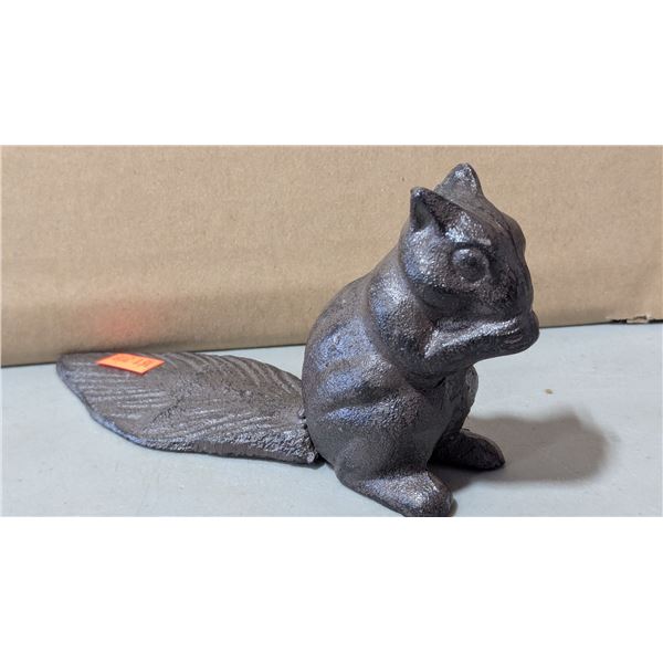 VTG Cast Iron Squirrel Paperweight / Figural Desk Accessory