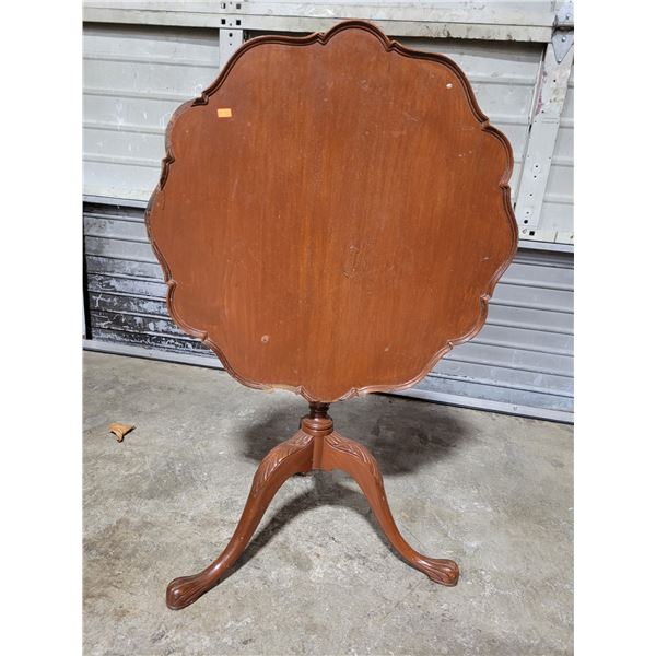 VTG Chippendale Style Pie Crust Pedestal Accent Table