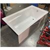 Image 3 : White Bathtub