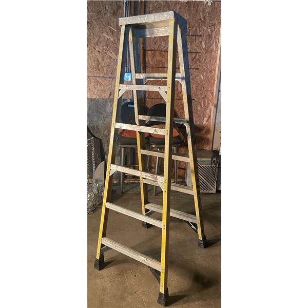 L2 - Werner Heavy-Duty Aluminum Step Ladder - 6 Steps