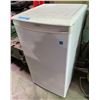 Image 1 : 3.2 cubic Feet White Compact Refrigerator (Untested)