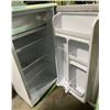Image 2 : 3.2 cubic Feet White Compact Refrigerator (Untested)
