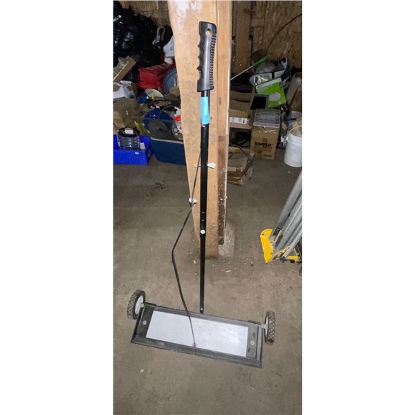 L2 - Uline Rolling Industrial Nail & Metal Clean-Up Tool