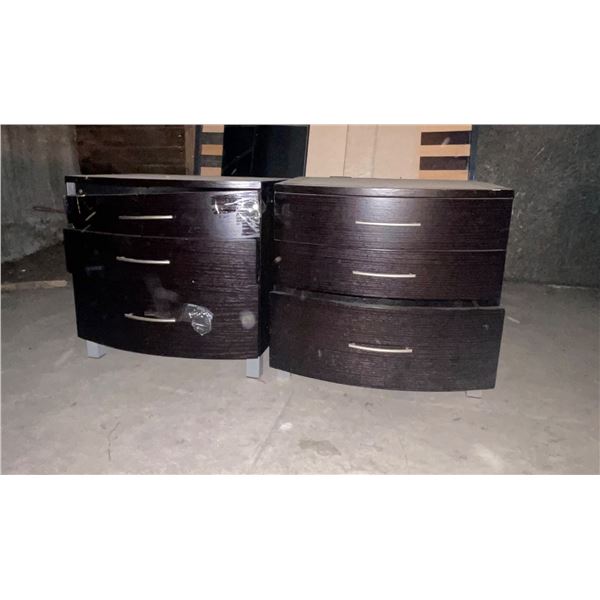L2 - Set of 2 Modern Curved Dark Wood Nightstands with Glass Tops