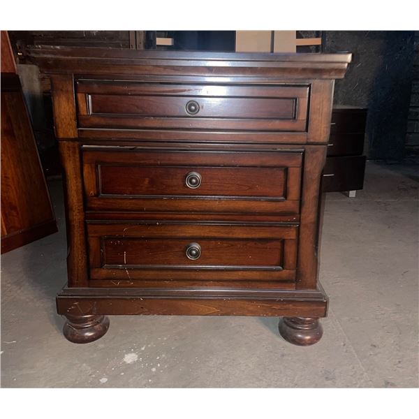L2 - Traditional Dark Wood 3-Drawer Nightstand