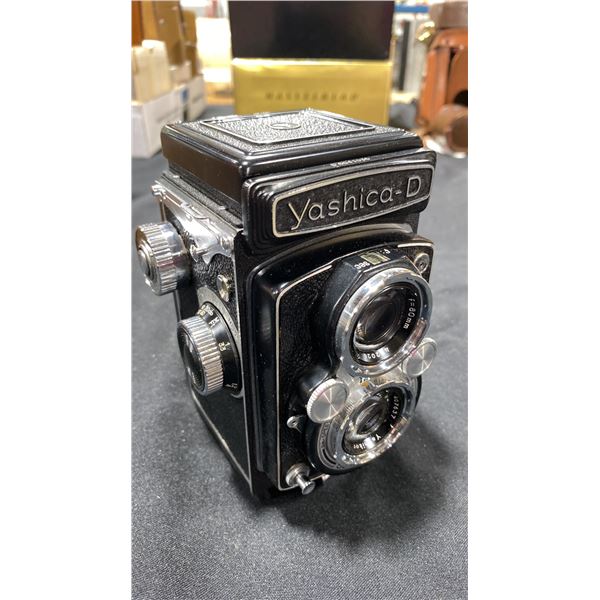 YASHICA D TWIN-LENS REFLEX (TLR) 6X6 FILM CAMERA WITH YASHIKOR 1:3.5/80MM LENS
