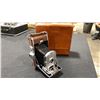 Image 5 : POLAROID SPEEDLINER LAND CAMERA MODEL 95B WITH CASE AND ACCESSORIES