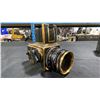 Image 2 : HASSELBLAD 500C/M GOLD EXCLUSIVE MEDIUM-FORMAT FILM CAMERA WITH CARL ZEISS