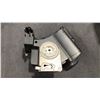 Image 12 : HASSELBLAD 503CXI MEDIUM-FORMAT FILM CAMERA WITH CARL ZEISS PLANAR