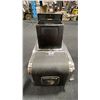 Image 5 : HASSELBLAD 503CXI MEDIUM-FORMAT FILM CAMERA WITH CARL ZEISS PLANAR