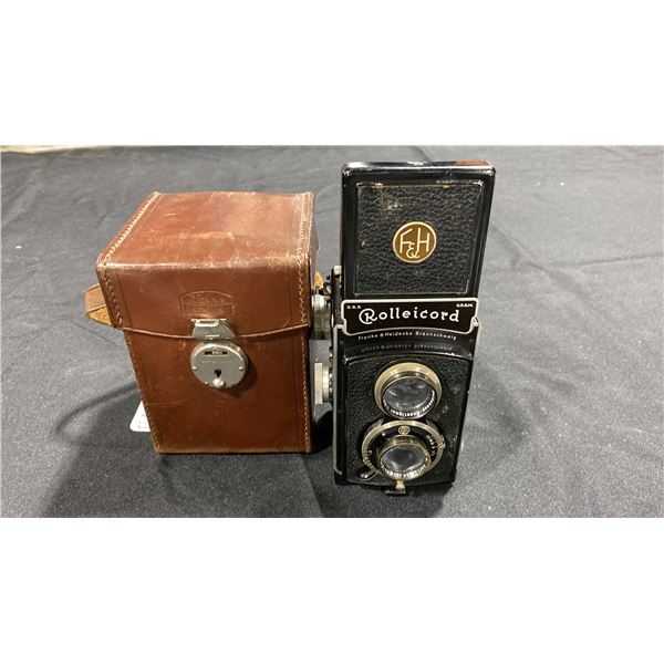 ROLLEICORD VINTAGE 120 MEDIUM FORMAT TWIN LENS REFLEX CAMERA WITH CASE
