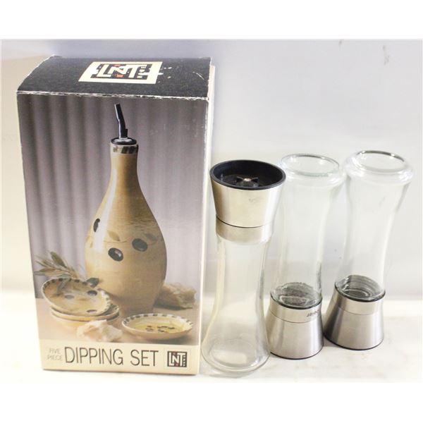 NEW DIPPING SET WITH 3 PEPPER GRINDERS