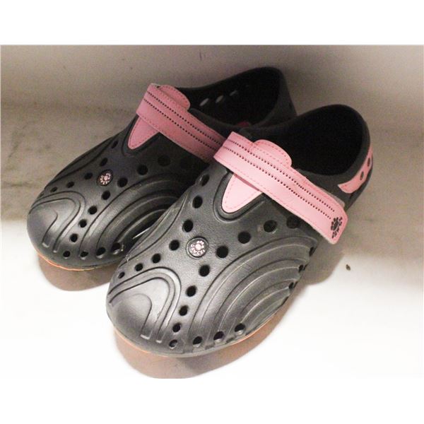 LADIES SZ 7 DAWGS GOLF CROCKS WITH