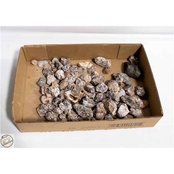 LARGE TRAY OF GENUINE STONE SPECIMENS/CRYSTALS/ETC