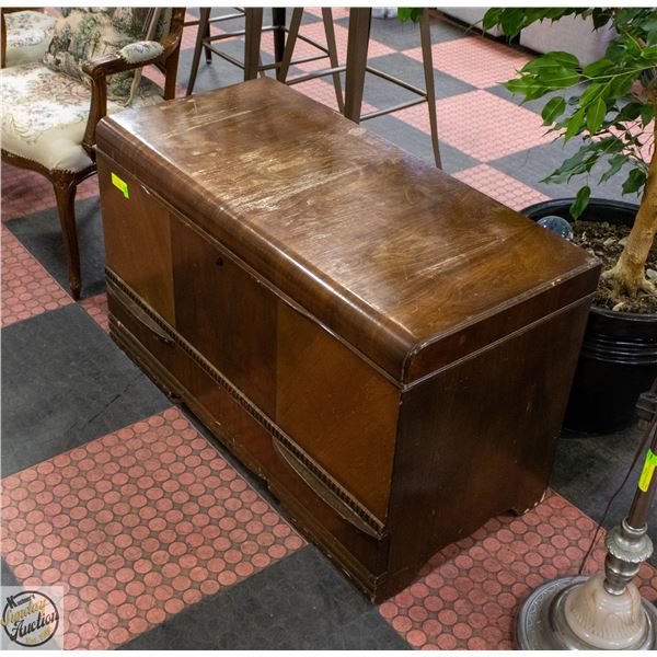 VINTAGE HONDERICH CEDAR CHEST- 39" X 22" X 18"