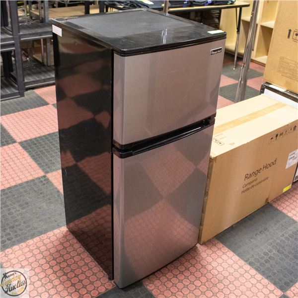 MAGIC CHEF PLUG IN MINI FRIDGE/FREEZER H-43.5"