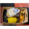 Image 1 : 4 LIGHT FIXTURES 2 YELLOW GLASS 2 ABSTRACT